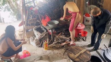 天花板露出狂人御姐cikaimoon无视路人 全裸下乡慰问给独居老人做饭 大爷多年的阳痿都被治愈了